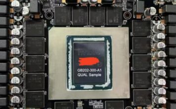 Огромный графический процессор GeForce RTX 5090 показался на фото в окружении чипов GDDR7