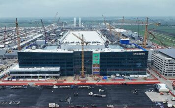 США действительно активно наращивают производство чипов. TSMC собирается запустить там свой завод по выпуску 3-нанометровых чипов на год раньше запланированного срока