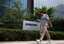 Samsung представила смартфон с тройным экраном
