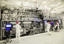 Intel уже установила у себя первую самую современную машину ASML для EUV-литографии с высокой числовой апертурой