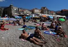 «Между молотом и наковальней». Почему Черногорию вынуждают отказаться от туристов из России, которых обожают в этой стране?