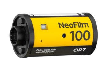 Это крошечная цифровая камера, выглядящая, как бобина фотоплёнки. Opt100 Neo Film весит всего 25 г