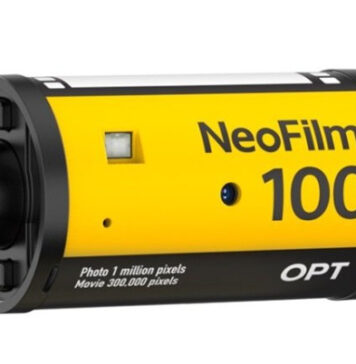 Это крошечная цифровая камера, выглядящая, как бобина фотоплёнки. Opt100 Neo Film весит всего 25 г