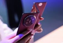 Описаны ведущие к поломке складного смартфона привычки