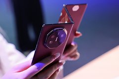 Описаны ведущие к поломке складного смартфона привычки