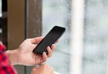 Опасность погружения смартфона в воду описали