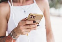 Перечислены безопасные способы охлаждения смартфона в жару