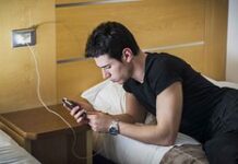 Описана скрытая опасность дешевых зарядок для смартфонов
