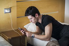 Описана скрытая опасность дешевых зарядок для смартфонов