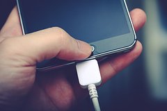 Раскрыто влияние подзарядок на батарею смартфона