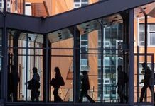 Массовый недобор в российские медицинские вузы объяснили