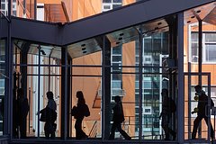 Массовый недобор в российские медицинские вузы объяснили