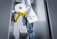 Женщина увидела туалетную бумагу в туалете аэропорта и неприятно удивилась