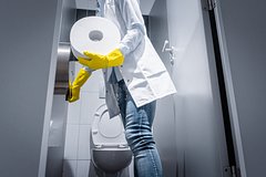Женщина увидела туалетную бумагу в туалете аэропорта и неприятно удивилась