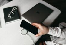 Раскрыто влияние чехла на зарядку смартфона