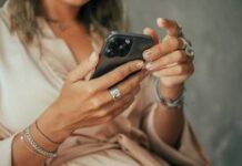 Названа причина быстрой разрядки современных смартфонов