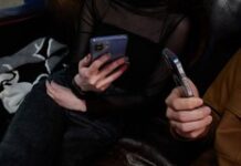 Перечислены бесполезные привычки владельцев смартфонов